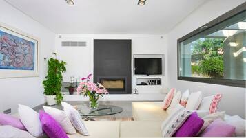 Villa, Accessible | 5 bedrooms, Internet