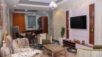 Apartamento luxo, sacada, vista para a cidade | Área de estar | TV de tela plana