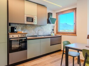 Mikrowelle, Ofen, Geschirrspüler, Hochstuhl