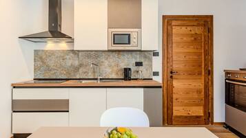 Micro-ondes, four, lave-vaisselle, grille-pain