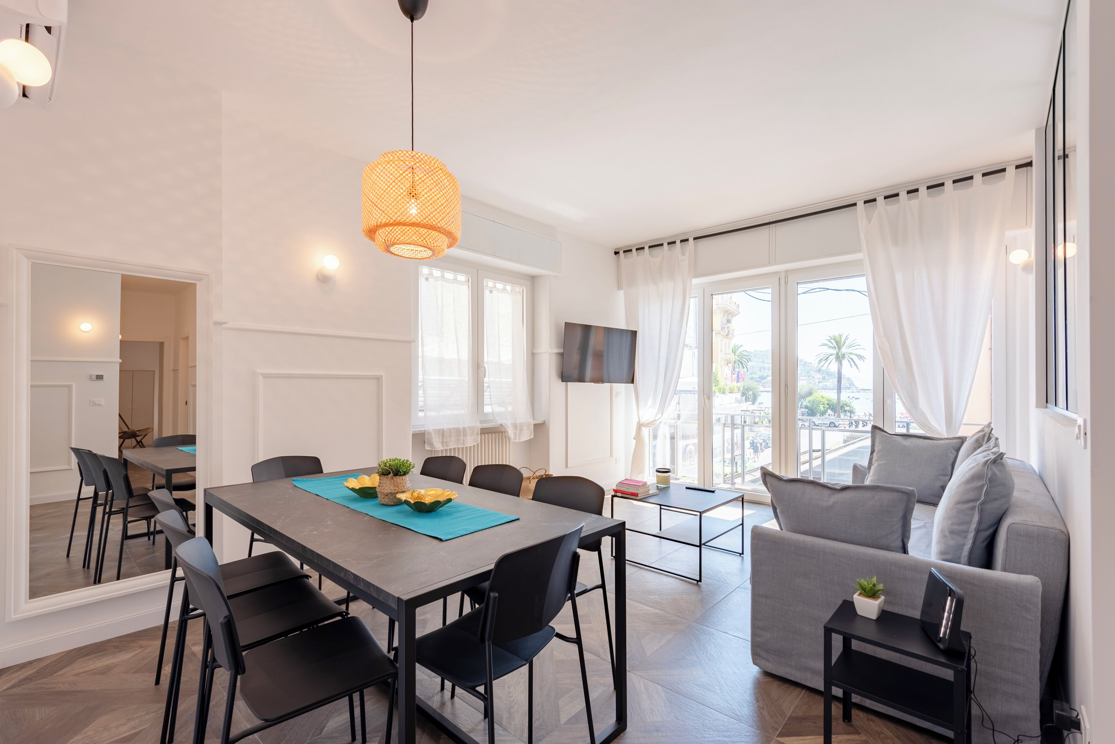 Appartement, 3 slaapkamers, balkon, gedeeltelijk uitzicht op zee | Woonruimte | Een 43-inch televisie met digitale zenders