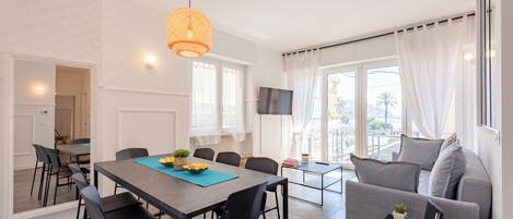 Appartement, 3 slaapkamers, balkon, gedeeltelijk uitzicht op zee | Woonruimte | Een 43-inch televisie met digitale zenders
