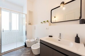 Appartement, 3 chambres, balcon, vue partielle sur la mer | Salle de bain