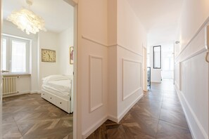 Appartamento Comfort, vista città | Area soggiorno | TV 43 pollici con canali digitali