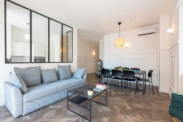 Comfort appartement, uitzicht op stad | Woonruimte | Een 43-inch televisie met digitale zenders