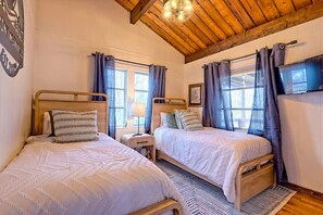2 bedrooms, desk, free WiFi, bed sheets