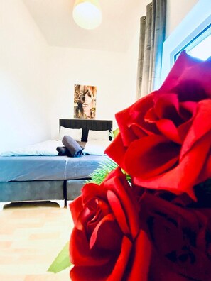 Basic Room | Iron/ironing board, free WiFi - Spacious 4BR Apt Perfect for Groups (Vienna)
