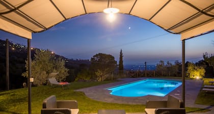 A stylish Tuscan cottage for four people with stunning views over the valley and Cortona