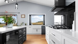 Coffee/tea maker, fridge, microwave, oven - Lovely Laffing Waters - Modern + Peaceful with Gym (Laffing Waters)