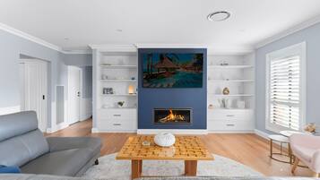 Una televisión, una oficina