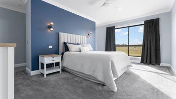 4 bedrooms, desk, iron/ironing board, WiFi