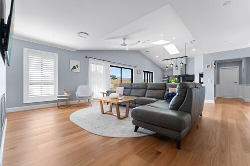 Lovely Laffing Waters - Modern + Peaceful with Gym