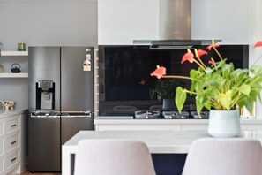 Refrigerador, microondas, horno y parrilla de estufa 