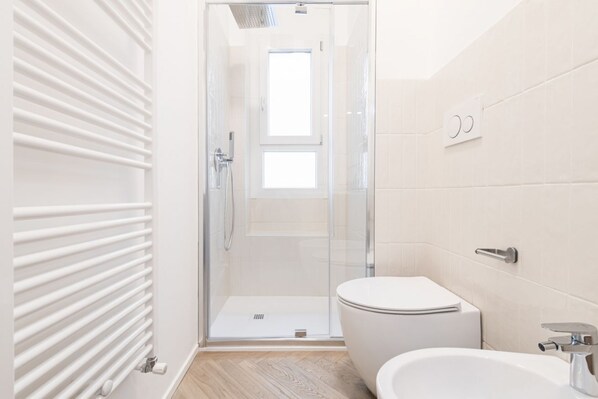 Douche, sèche-cheveux, bidet, serviettes fournies