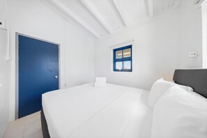 3 bedrooms, desk, iron/ironing board, travel cot