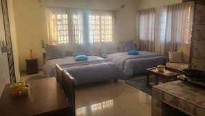 Standard Twin Room, City View | Laptop workspace, WiFi (free), bed sheets - Hôtel Continental (Morondava)