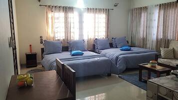 Habitación estándar con 2 camas individuales, vistas a la ciudad | Espacio para trabajar con un portátil, wifi gratis, ropa de cama