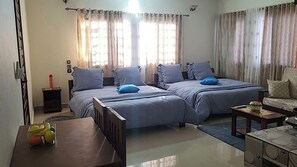Standard Twin Room, City View | Laptop workspace, free WiFi, bed sheets - Hôtel Continental (Morondava)