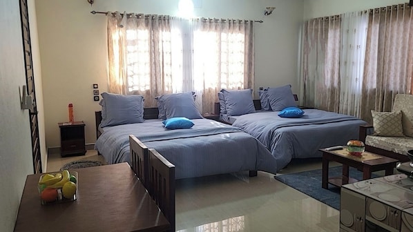 Habitación estándar con 2 camas individuales, vista a la ciudad | Espacio para trabajar con laptop, wifi gratis y ropa de cama 