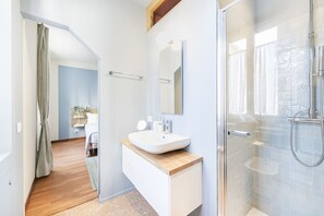 Douche, sĂšche-cheveux, bidet, serviettes fournies