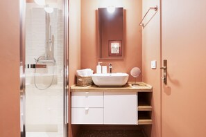 Dusche, Haartrockner, Bidet, Handtücher