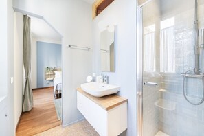 Shower, hair dryer, bidet, towels