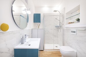 Dusche, Haartrockner, Bidet, Handtücher