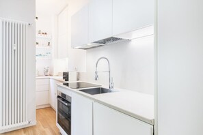 Kühlschrank, Ofen, Herdplatte, Wasserkocher mit Kaffee-/Teezubehör