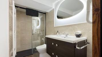 SĂšche-cheveux, serviettes fournies, savon, papier toilette