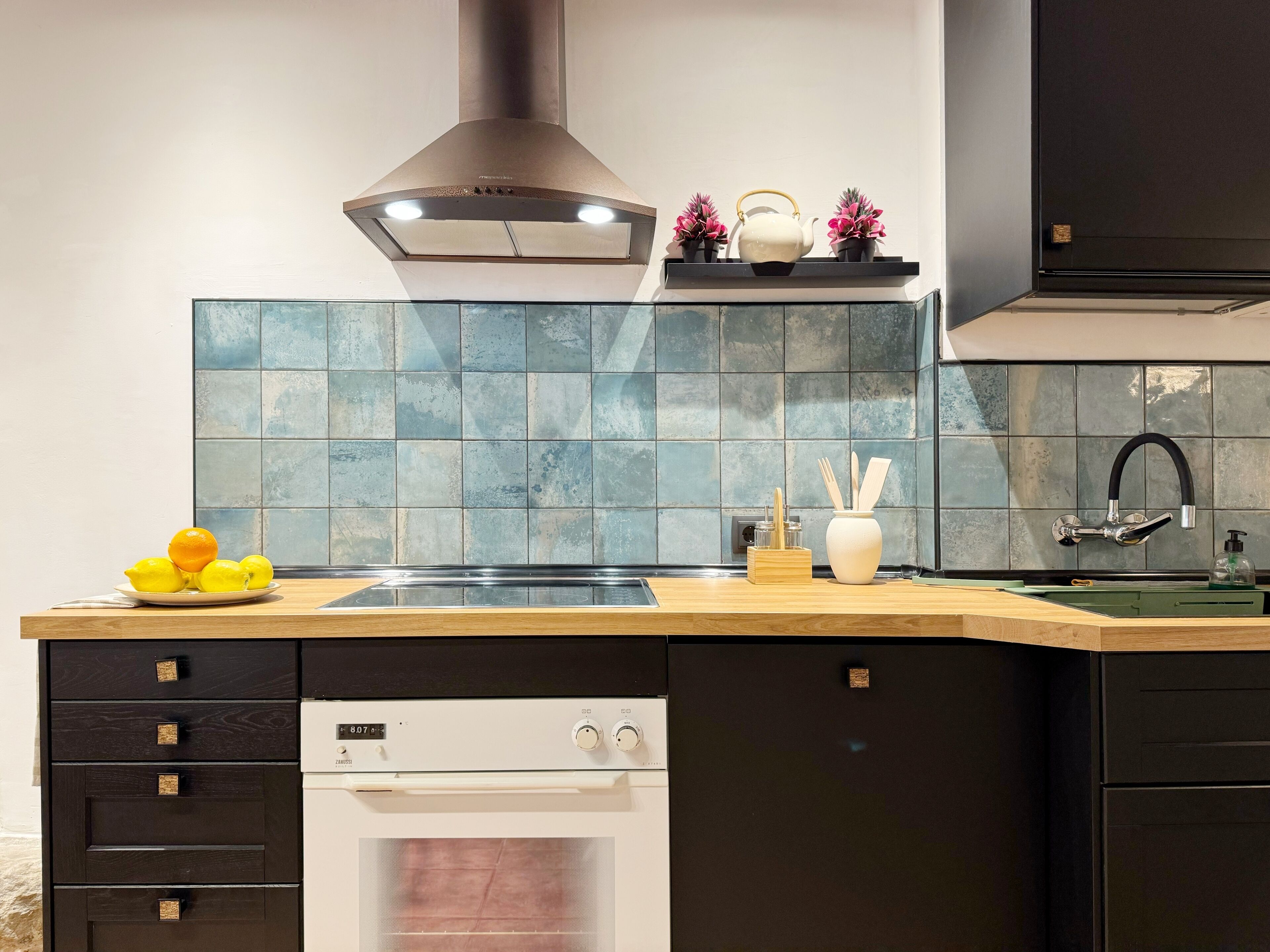 Een koelkast, een magnetron, een oven, een kookplaat