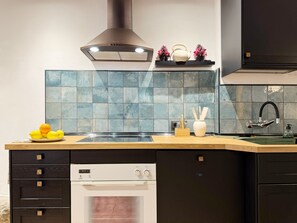 Kjøleskap, mikrobølgeovn, ovn og kokeplater