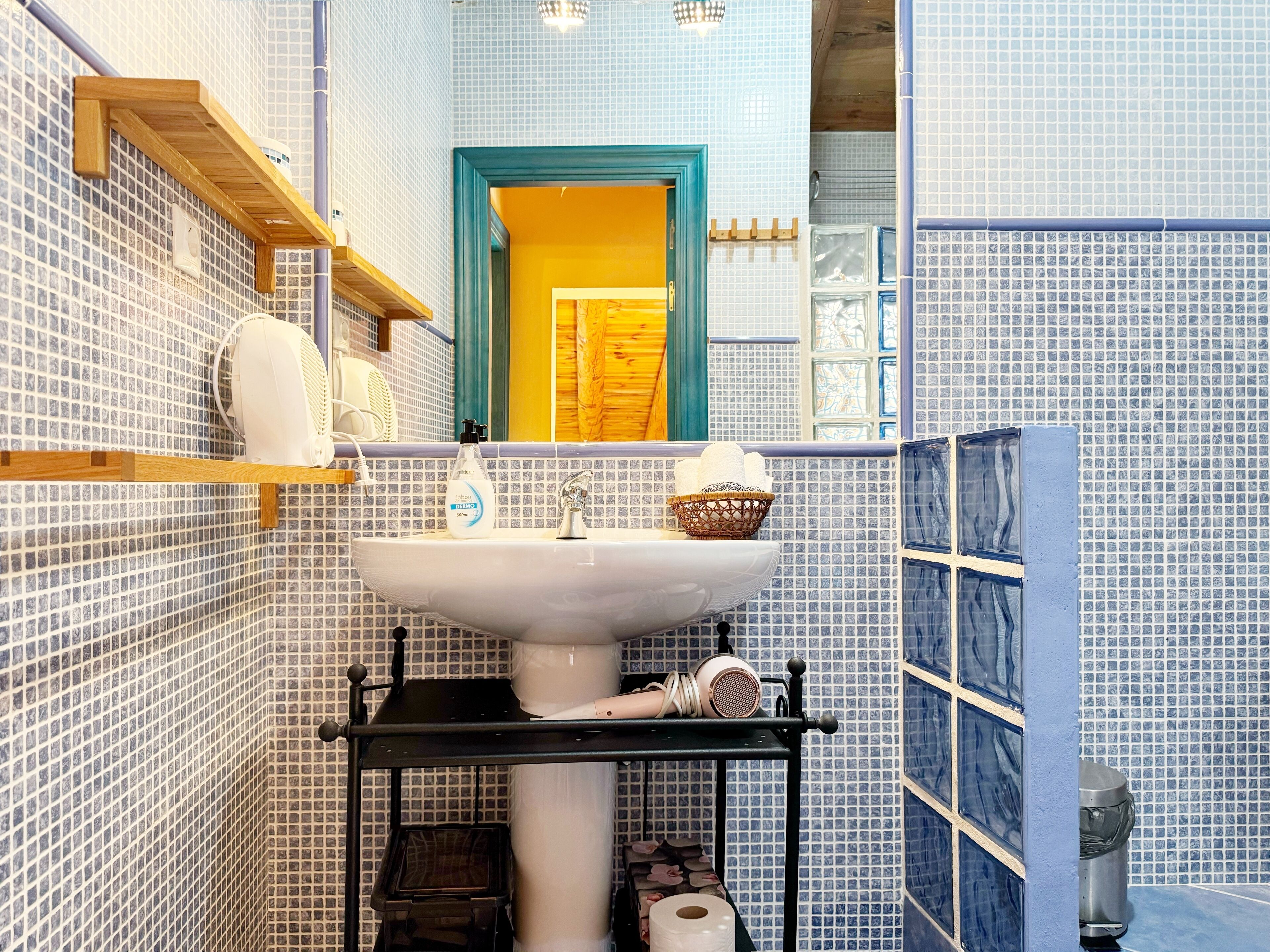 Hårtork, handdukar, tvål och toalettpapper