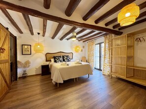 6 bedrooms, iron/ironing board, WiFi, bed sheets