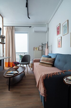 City kamer, 1 slaapkamer, uitzicht op de binnenplaats | Woonruimte | Een 42-inch smart-tv met digitale zenders, speelgoed en boeken