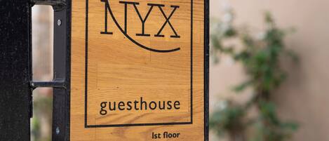 Entrada al alojamiento