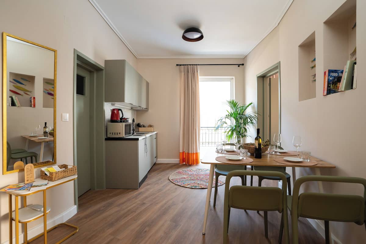 Superior-Apartment, Haustiere gestattet, Stadtblick | Wohnbereich | 42-Zoll-Smart-TV mit Digitalempfang, Kinderspielzeug, Bücher