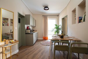 Apartamento superior, Se admiten mascotas, vistas a la ciudad | Zona de estar | Smart TV de 42 pulgadas con canales digitales, juguetes