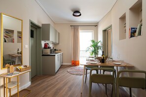 Superior appartement, huisdieren toegestaan, uitzicht op de stad | Woonruimte | Een 42-inch smart-tv met digitale zenders, speelgoed en boeken