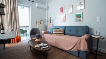 City Room, 1 Bedroom, Courtyard View | Living area | 42-inch Smart TV with digital channels, toys, books