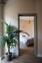 Apartamento superior, Se admiten mascotas, vistas a la ciudad | Sábanas de algodón egipcio y ropa de cama de alta calidad