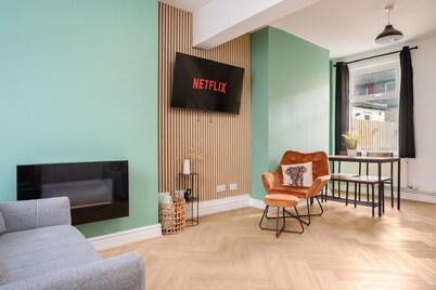 Free Parking | Near Aintree Racecourse & Anfield | Ideal for Contractors & Families