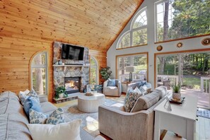 Smart TV, fireplace, table tennis - Chalet - Hot Tub - Fire Pit (Tobyhanna Township)