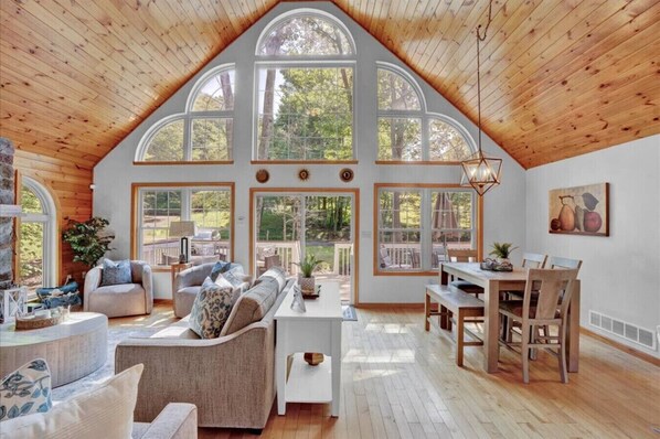 Smart TV, fireplace, table tennis - Chalet - Hot Tub - Fire Pit (Tobyhanna Township)