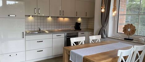 Frigorifero, microonde, forno, piano cottura
