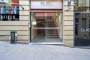 A building with a sign reading 'the MET 11 Durham Street East' and a visible staircase leading to an entrance. - Cosy CBD Loft Walk to Dining+Shopping Zodiak Stays (Auckland)