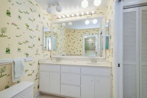 Een douche, handdoeken