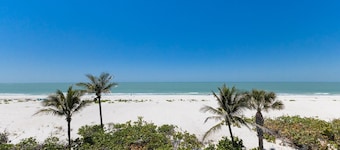 390 Gulf - Beachfront, 4 bed - 4 bath Private Pool - Dog Friendly!