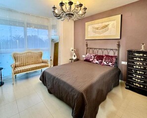 4 bedrooms, in-room safe, WiFi, bed sheets