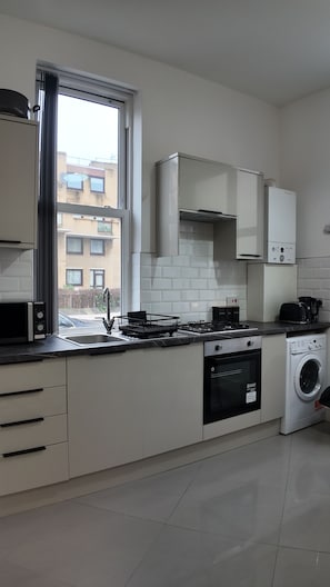 Micro-ondes, four, plaque de cuisson, lave-vaisselle