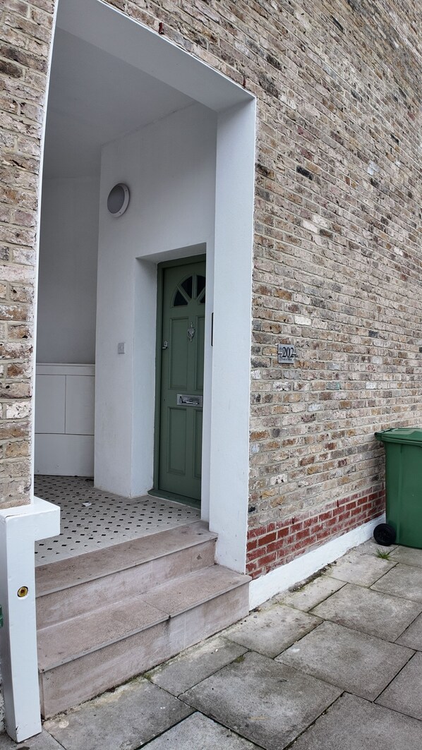Exterior detail - Spacious 2 Bed Apart with Patio in Camden WR201 (London)